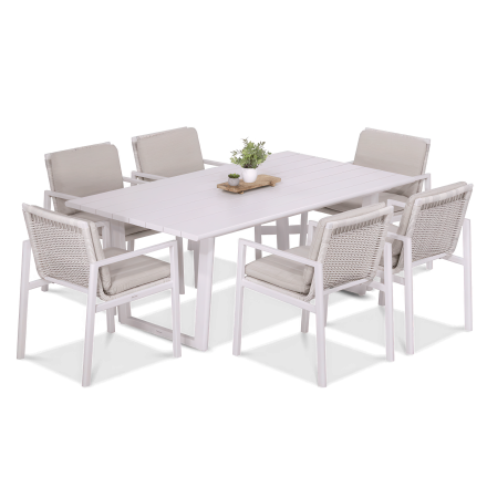 Kompletny biały zestaw jadalniany na taras, składający się ze stołu jadalnianego i sześciu krzeseł z poduszkami na siedziskach, widok pod lekkim kątem od przodu.