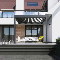 Hliníková pergola ku stene Gutroof ELEGANCE WALL 3x3 m pri rodinnom dome s terasovým nábytkom a osvetlením