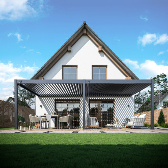 Antracitová nástenná pergola DELUXE Wall 3,6x7,2 m s lamelovou strechou pripevnená k bielemu rodinnému domu so záhradným nábytkom