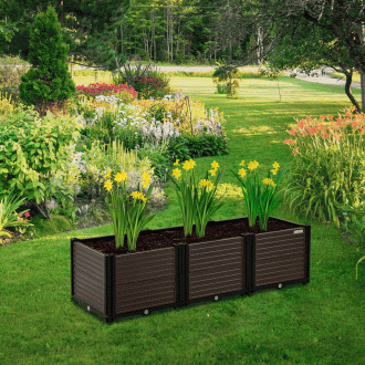 Pestovateľský box Cultivo GROW BOX PLUS L s kvitnúcimi narcismi umiestnený na záhrade