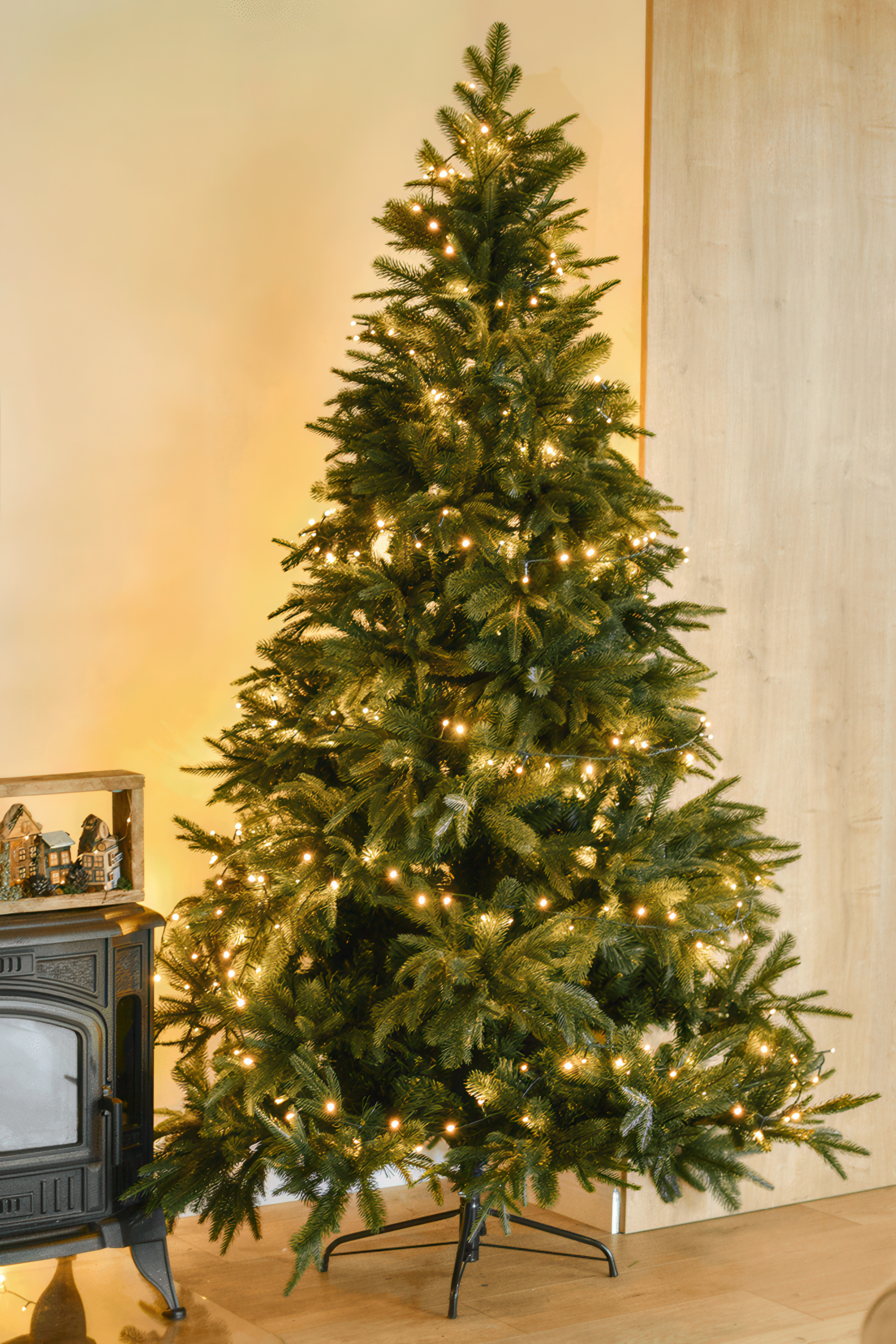 Aranżacja udekorowanej sztucznej choinki CELESTIA w pomieszczeniu