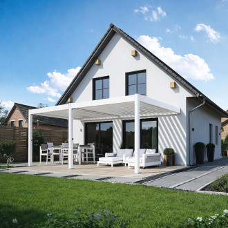 Biela nástenná pergola DELUXE Wall 3,6x6m pri dome s posedením na terase