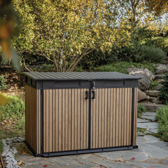 Multifunkčný odkladací box Keter Deco Horizontal 2020L Venetian Brown v záhradnej aranžácii