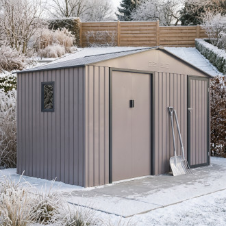 Kovový záhradný domček Hardmaister FALCON 340x194 cm vo farbe Warm Grey s dverami a oknom na bielom pozadí