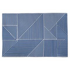 Obdĺžnikový vonkajší koberec Linear Blue 120x180cm s modro-bielym geometrickým vzorom z pruhov na čiernom pozadí