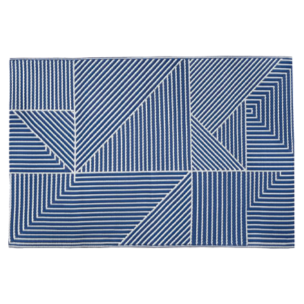 Obdĺžnikový vonkajší koberec Linear Blue 120x180cm s modro-bielym geometrickým vzorom z pruhov na čiernom pozadí