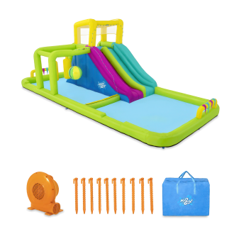 Aranżacja dzieci bawiących się w mega dmuchanym parku wodnym