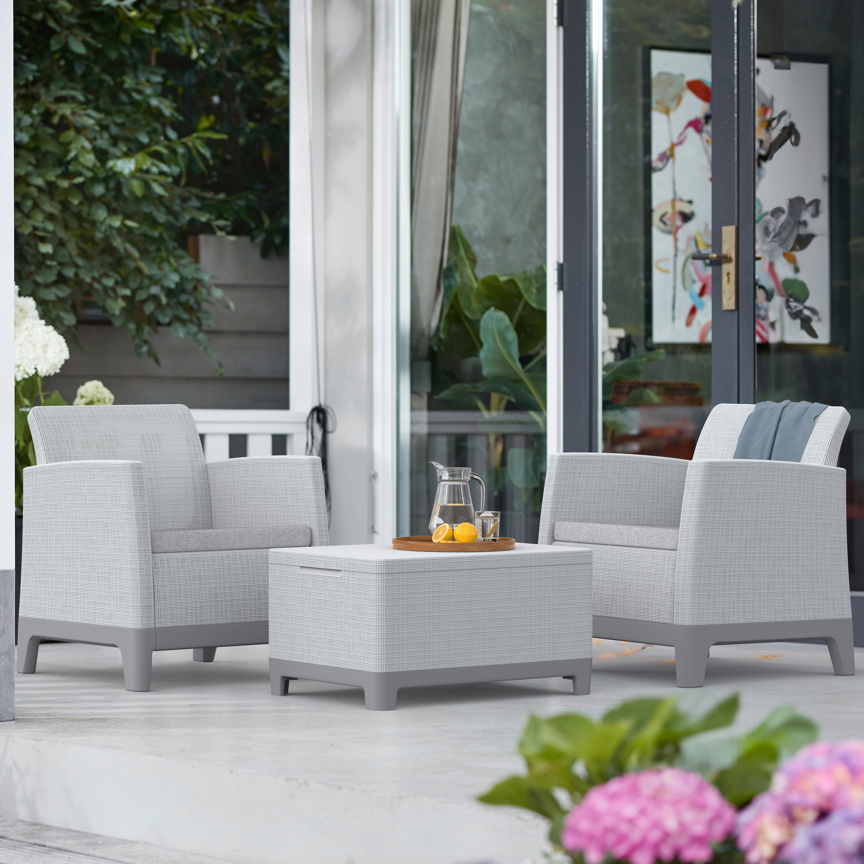 Balkónový set Scandi Forma Ash Grey-Storm Grey/Light Grey pozostávajúci z dvoch svetlosivých kresiel a stolíka na terase