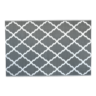 Záhradný koberec na balkón Middle Gray v sivej farbe s bielym geometrickým vzorom pri pohľade zhora