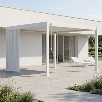 Biely vertikálny lamelový panel pre pergolu ELEGANCE/DELUXE/FUSION 1.2 m namontovaný na terase pri modernom dome