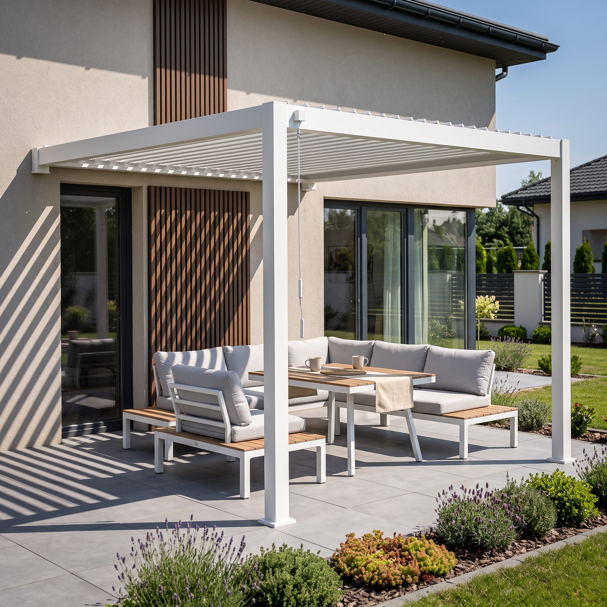 Hliníková pergola k stene Gutroof Premium Wall 3x4 biela s nastaviteľnými lamelami na kľuku na bielom pozadí