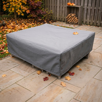 Tmavosivý ochranný obal na záhradný nábytok Bjørkka 300x300x70 cm položený na ratanovú súpravu