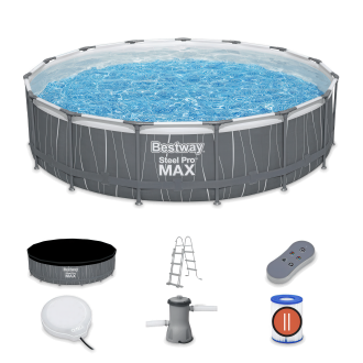 Aranżacja rodziny bawiącej się w basenie ogrodowym o wieczornej porze