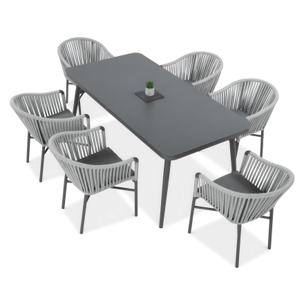 Jasnoszare meble na tarasie