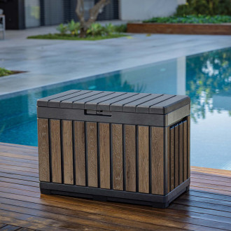Záhradný box DECO KENTWOOD 190L Walnut Keter v hnedej farbe s imitáciou dreva na drevenej terase pri bazéne