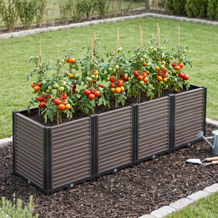 Vyvýšený záhon Cultivo GROW BOX PLUS XL v hnedej farbe s vysadenou zeleninou na drevenej terase v záhrade