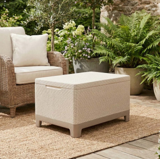 Konferenčný stolík Keter Scandi s úložným priestorom vo farbe Pebble Grey-Soft Beige na terase vedľa záhradného kresla