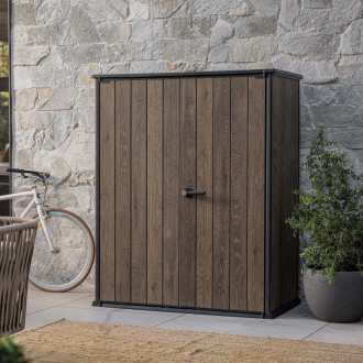 Záhradný domček Keter Deco Vertical 1400L Walnut s dvojitými dverami na terase pri kamennej stene