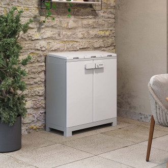Svetlosivá skriňa na triedenie odpadu Keter ReCyclo Premium v aranžmáne na terase pri tehlovej stene