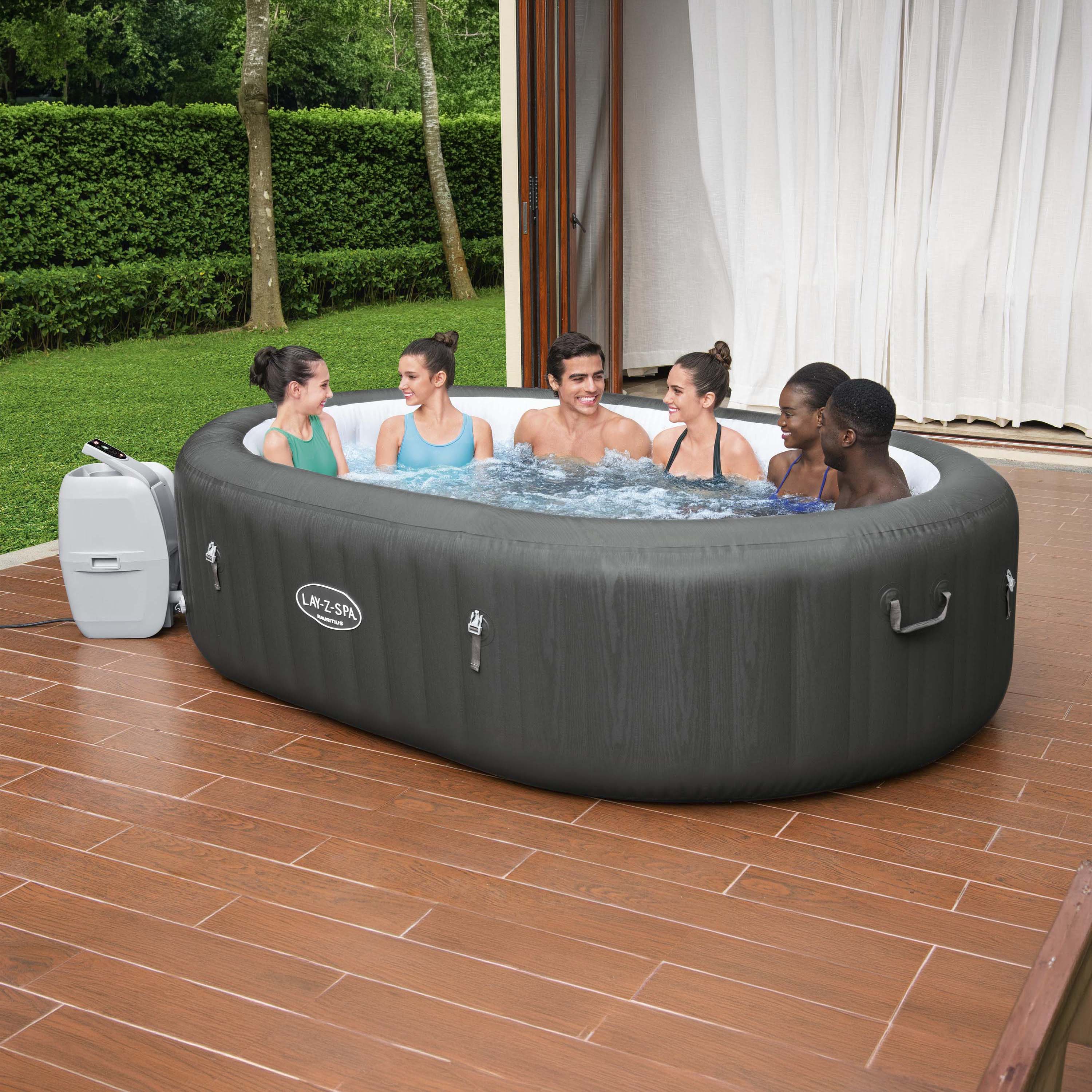 Nafukovacia vírivka LAY-Z-SPA® MAURITIUS SMART AIRJET™ pre 5-7 osôb s piatimi ľuďmi na terase pri dome