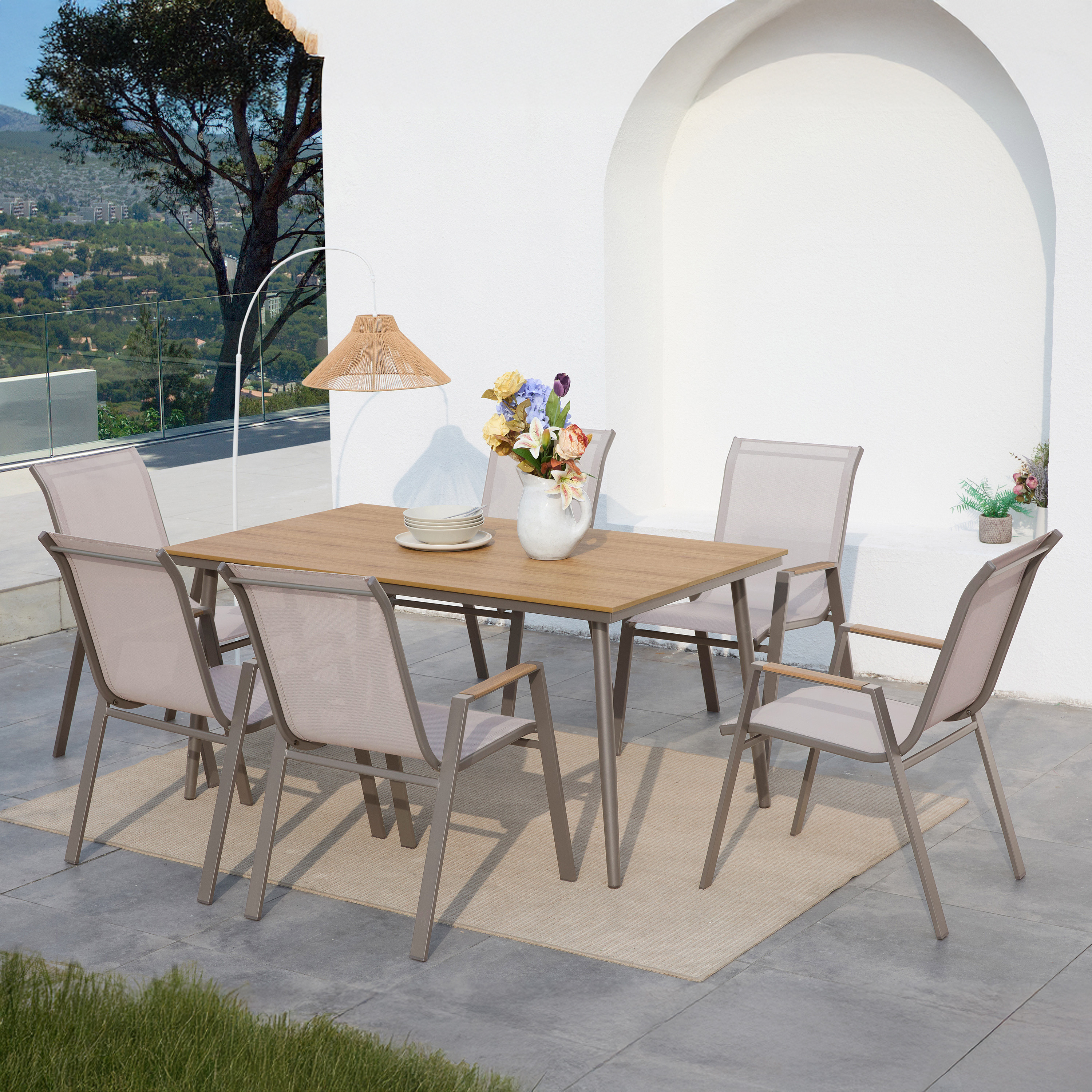 Záhradný jedálenský set NOVA DINING 6+1 Taupe na terase so stolom, stoličkami a dekoráciami v štýlovej vonkajšej aranžácii