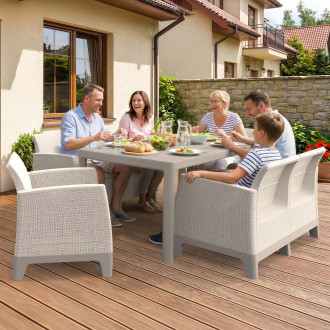 Rodina s deťmi stolujúca za záhradným setom SCANDI DINING FIESTA vo farbe Pebble Grey-Soft Beige na drevenej terase