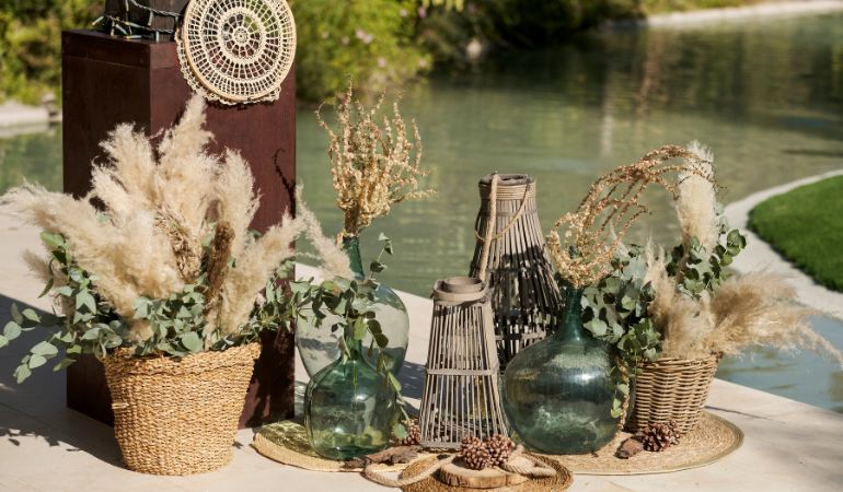 boho dekor&aacute;cia z v&aacute;zičiek, tr&aacute;v pampasov&yacute;ch a pr&uacute;ten&yacute;ch ko&scaron;&iacute;kov