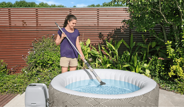 žena čistiaca nafukovacie z&aacute;hradn&eacute; jacuzzi