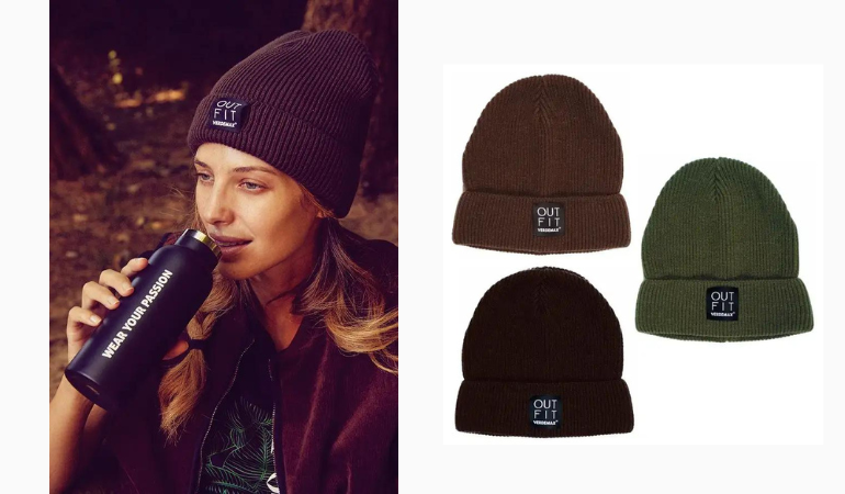 žena pij&uacute;ca vodu z fľa&scaron;e oblečen&aacute; v hnedej čiapke Verdemax Beanie