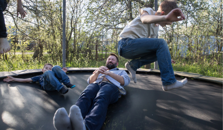 z&aacute;bava celej rodiny na trampol&iacute;ne
