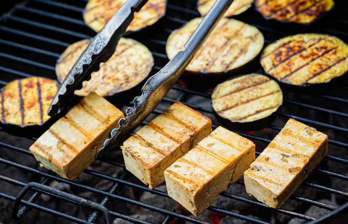 grilovan&yacute; baklaž&aacute;n a tofu na čerstvom vzduchu