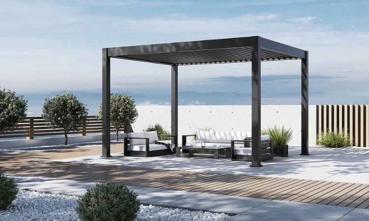 čierna elektrick&aacute; pergola v z&aacute;hrade so z&aacute;hradn&yacute;m n&aacute;bytkom 