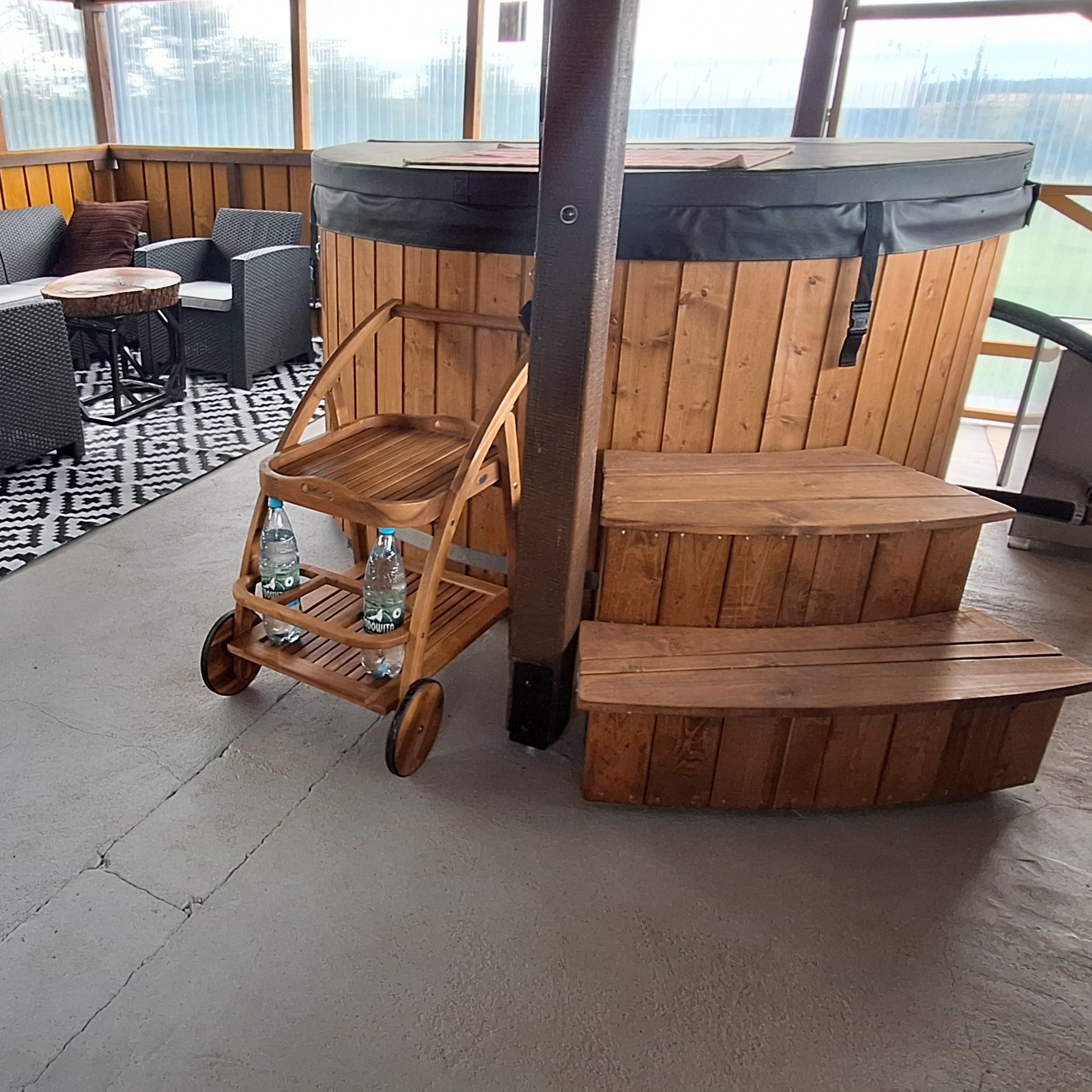 Drevený záhradný bar Bjørkka AKADIA z agátu fotografia realizácie 1