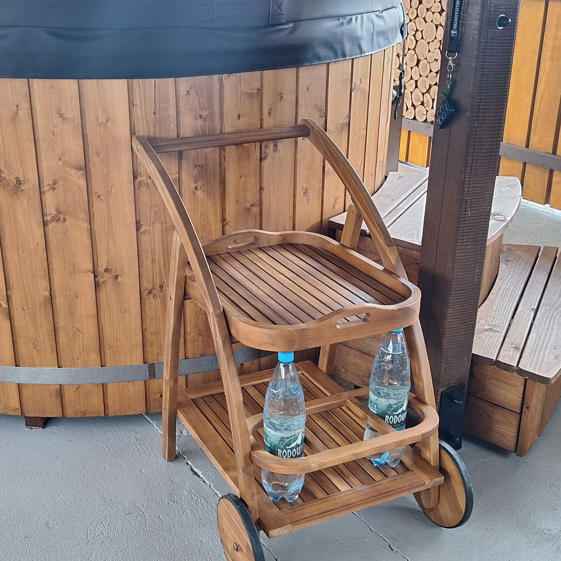 Drevený záhradný bar Bjørkka AKADIA z agátu fotografia realizácie 2