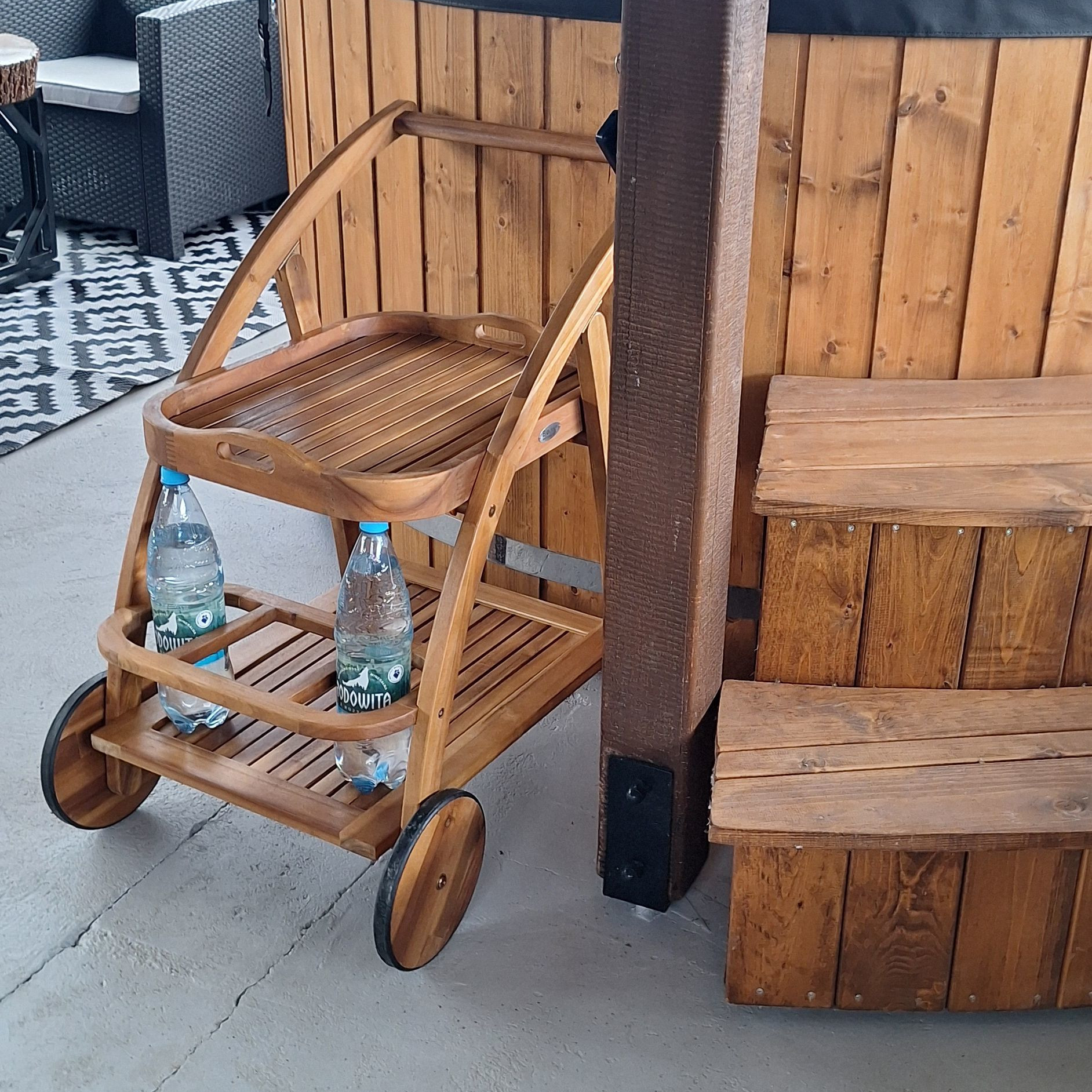 Drevený záhradný bar Bjørkka AKADIA z agátu fotografia realizácie 3