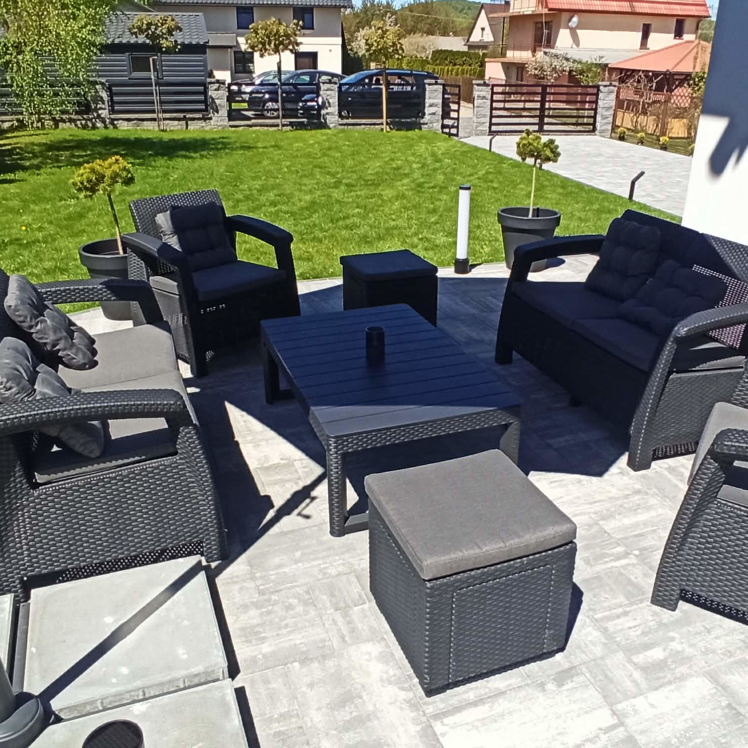 Záhradný set Keter Corfu Fiesta II pre 6 osôb, grafit fotografia realizácie 3