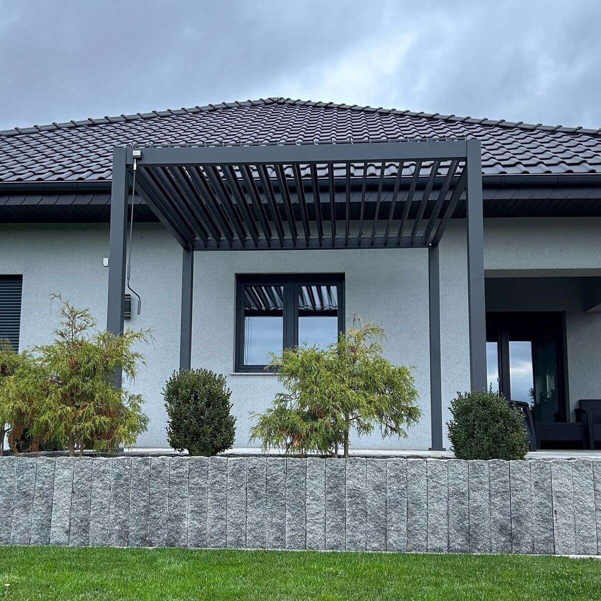 Hliníková pergola Gutroof Premium 3x3 m antracit fotografia realizácie 1