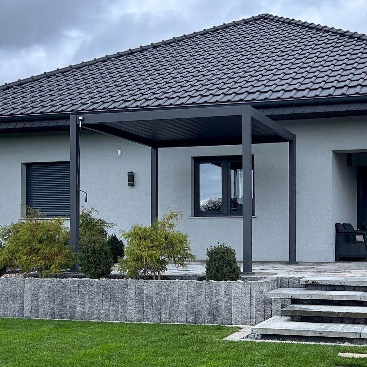 Hliníková pergola Gutroof Premium 3x3 m antracit fotografia realizácie 2