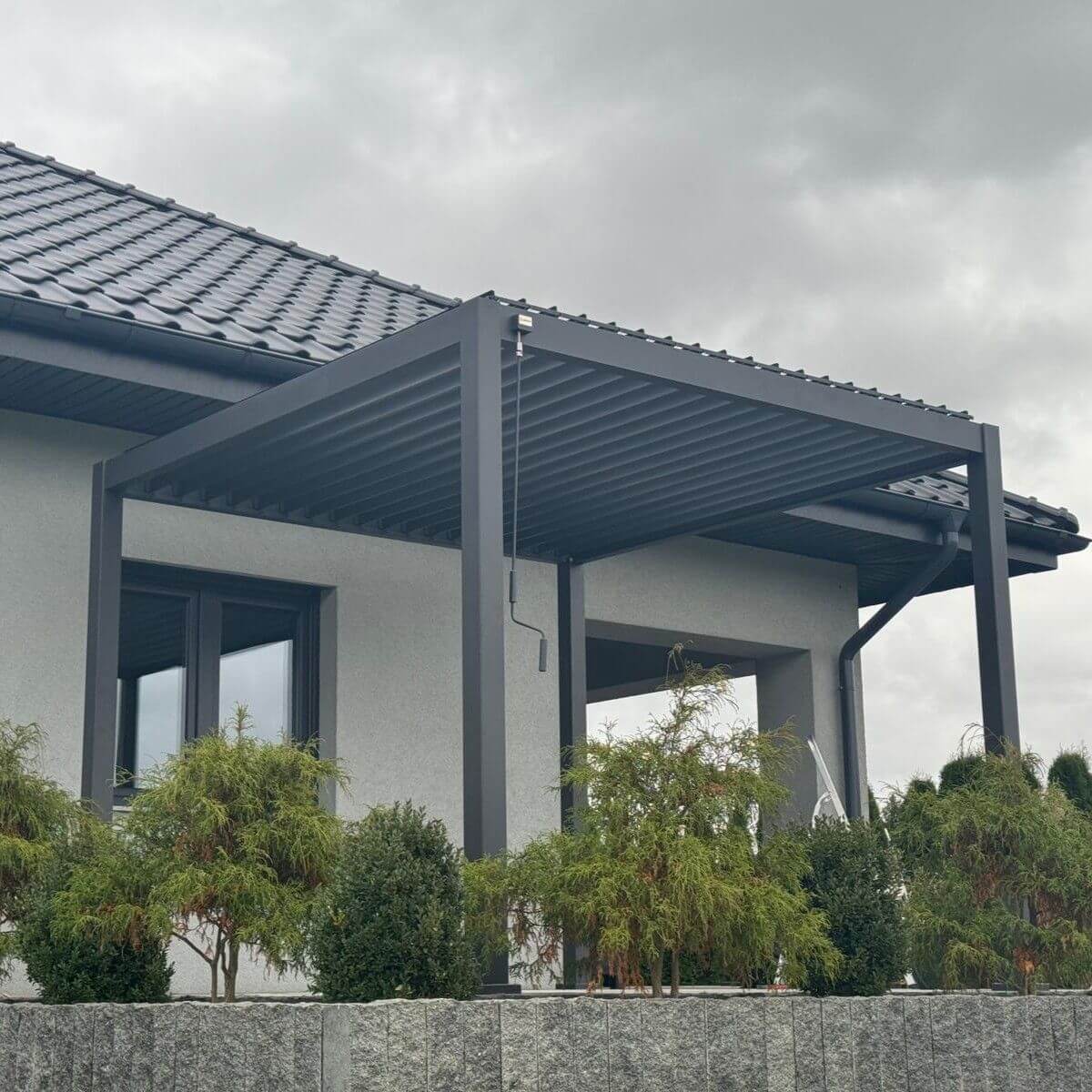 Hliníková pergola Gutroof Premium 3x3 m antracit fotografia realizácie 3