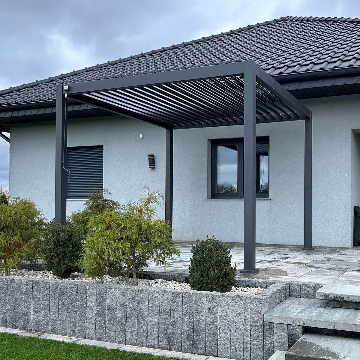 Hliníková pergola Gutroof Premium 3x3 m antracit fotografia realizácie 5