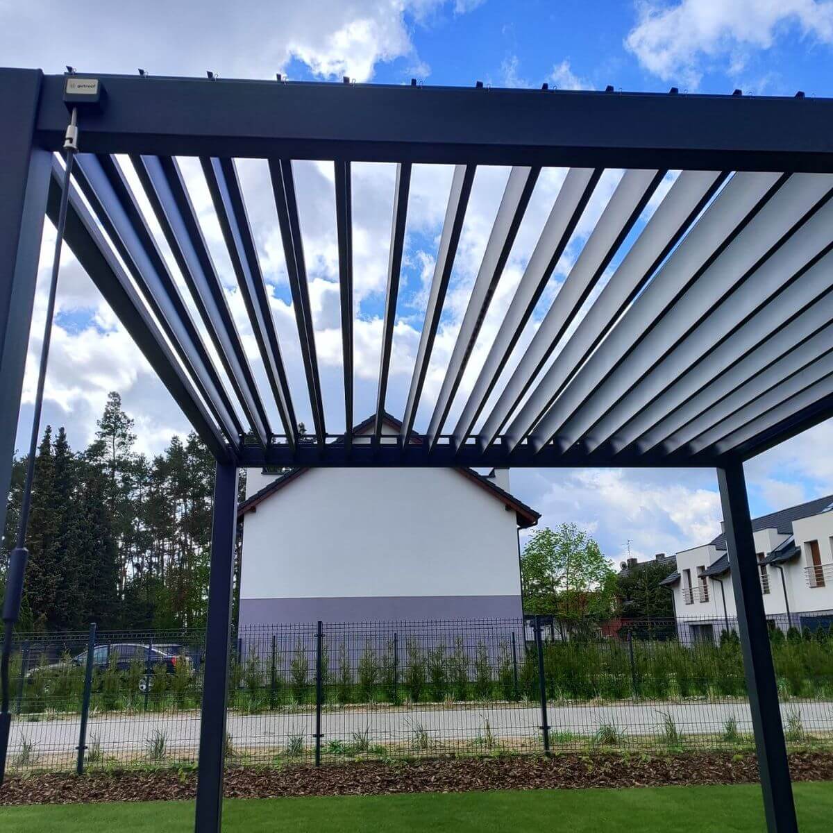 Hliníková pergola Gutroof Premium 3x3 m antracit fotografia realizácie 7