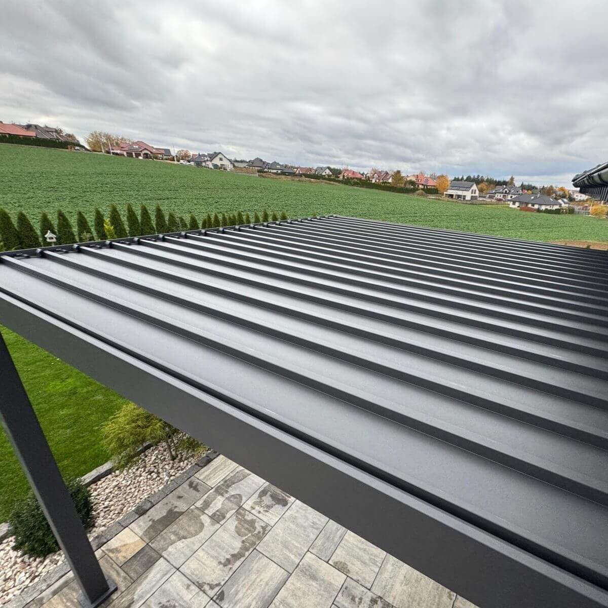 Hliníková pergola Gutroof Premium 3x3 m antracit fotografia realizácie 9