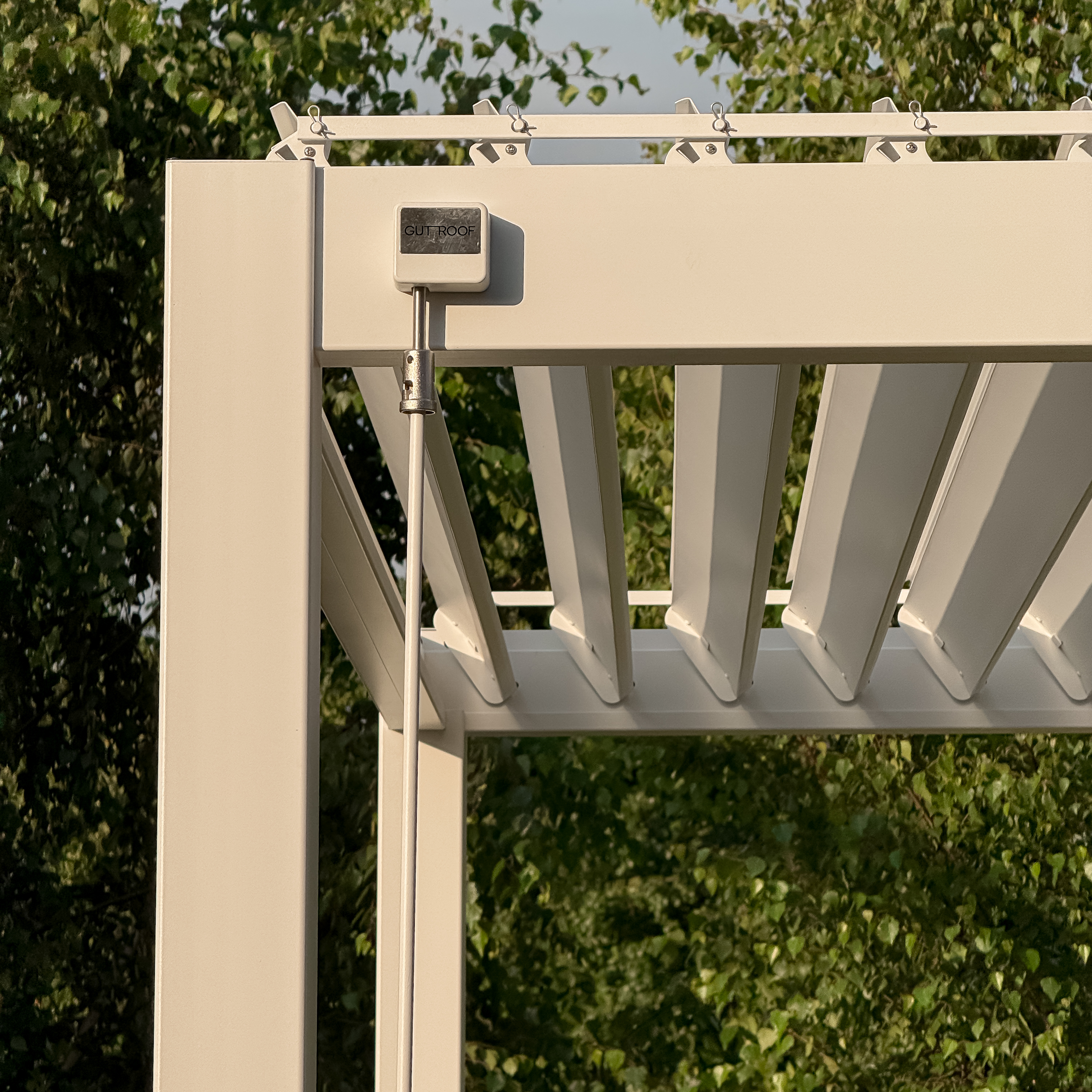Hliníková pergola Gutroof Premium 3x3 m biela fotografia realizácie 1