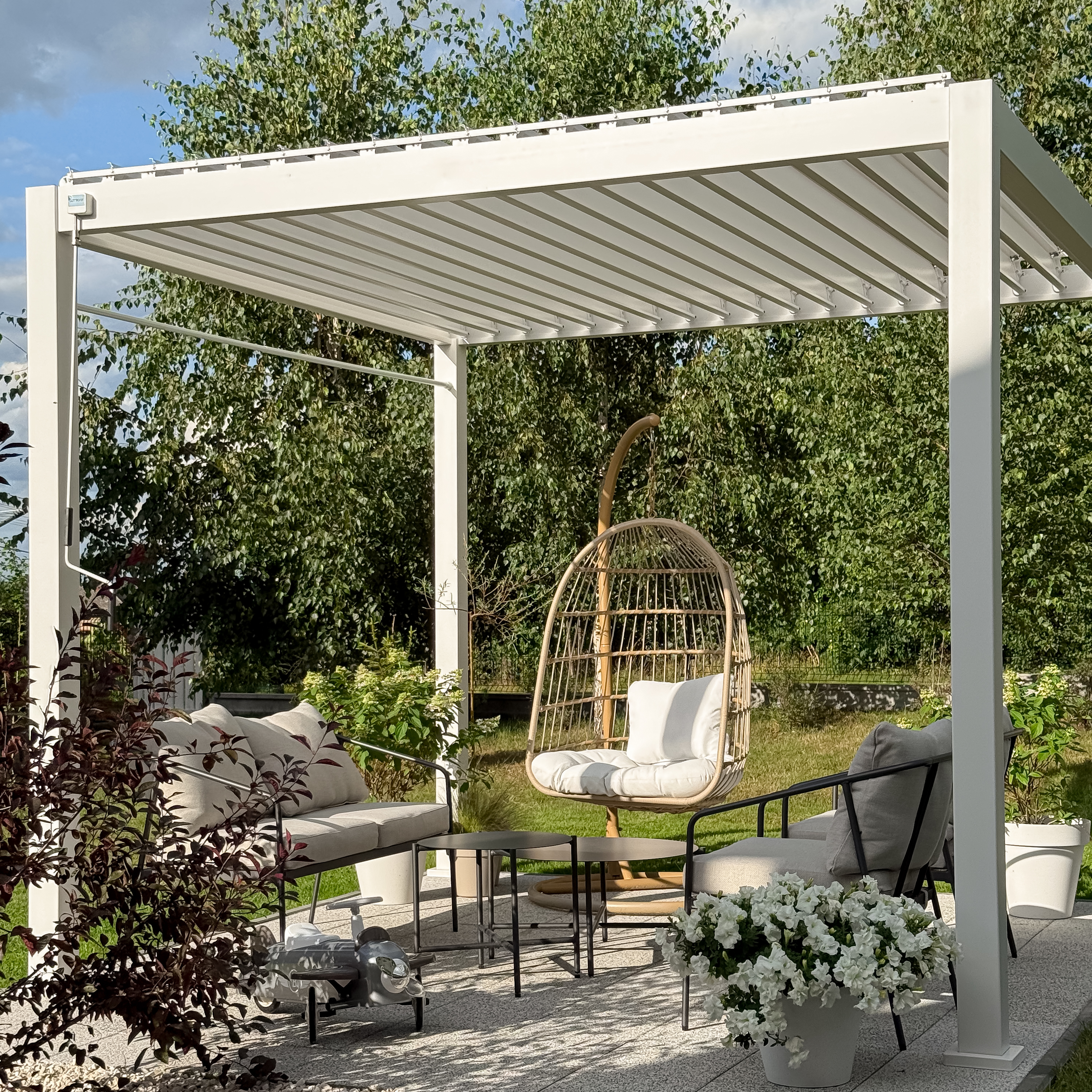 Hliníková pergola Gutroof Premium 3x3 m biela fotografia realizácie 3