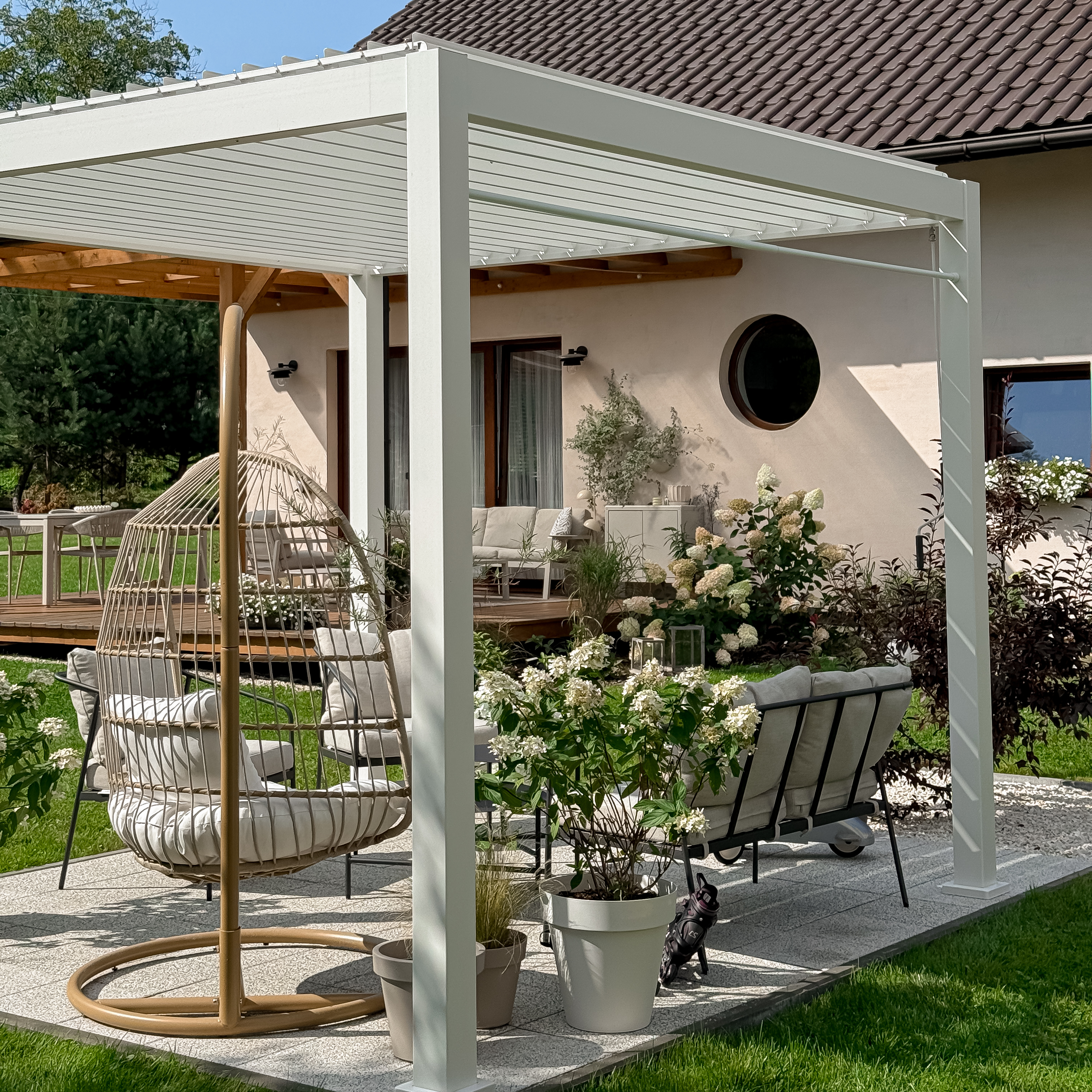 Hliníková pergola Gutroof Premium 3x3 m biela fotografia realizácie 4