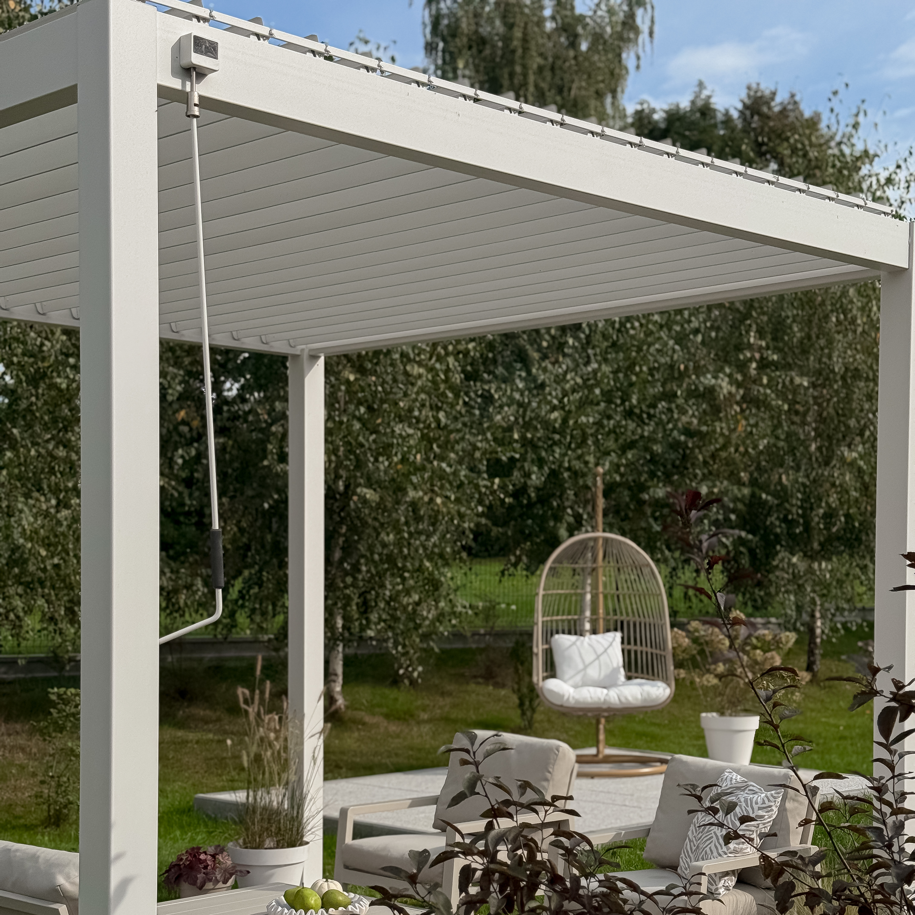 Hliníková pergola Gutroof Premium 3x3 m biela fotografia realizácie 5