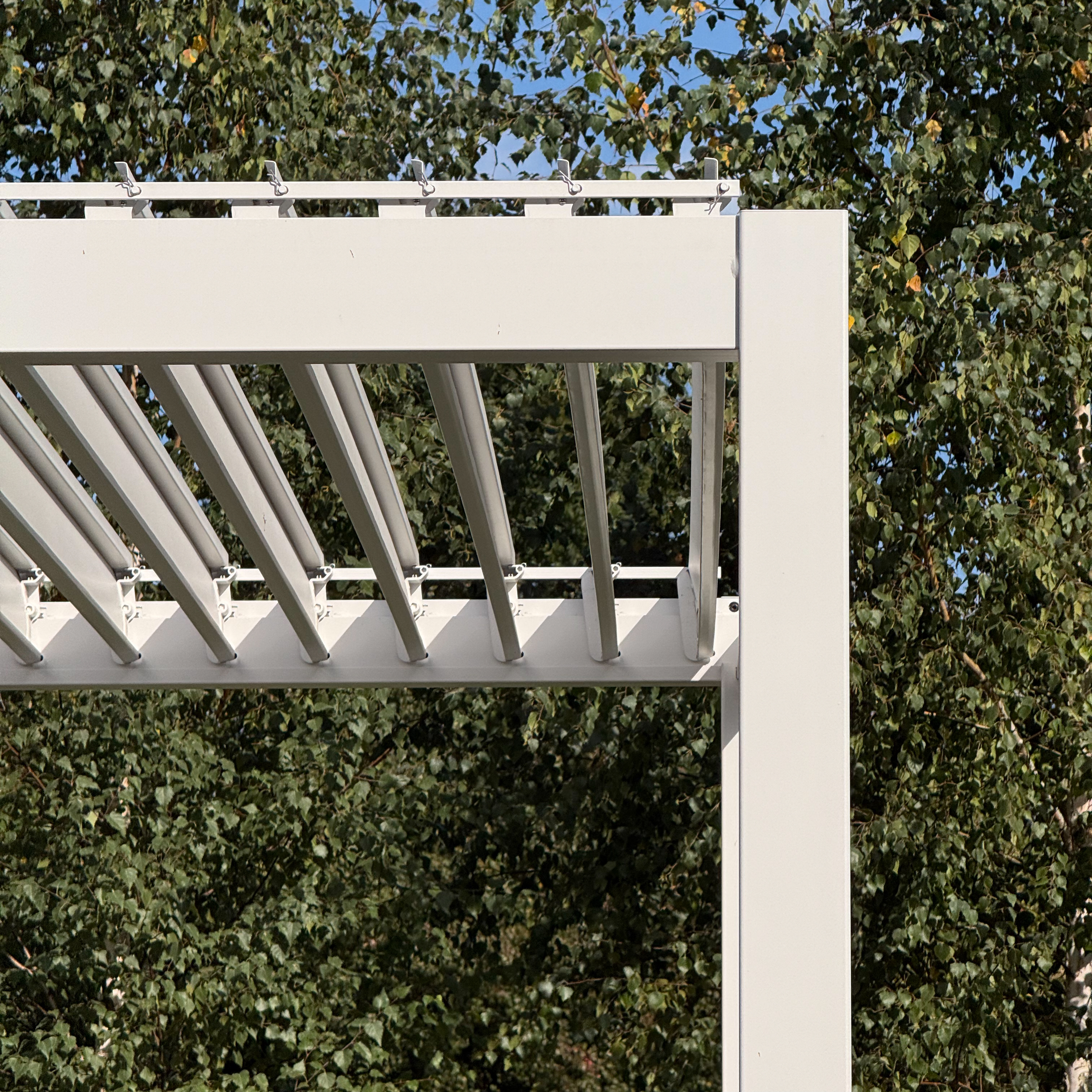 Hliníková pergola Gutroof Premium 3x3 m biela fotografia realizácie 6