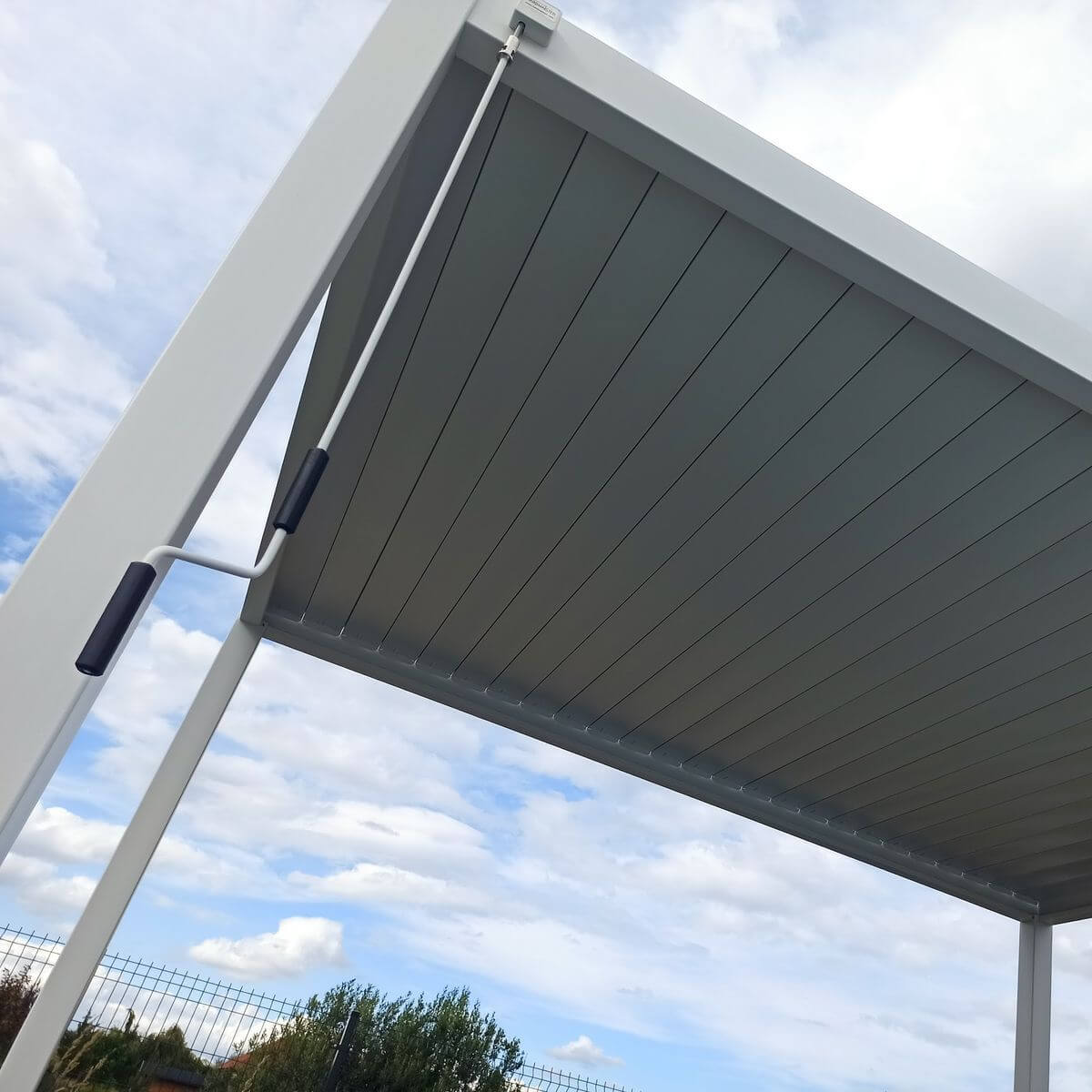 Hliníková pergola Gutroof Premium 3x4 m biela fotografia realizácie 3