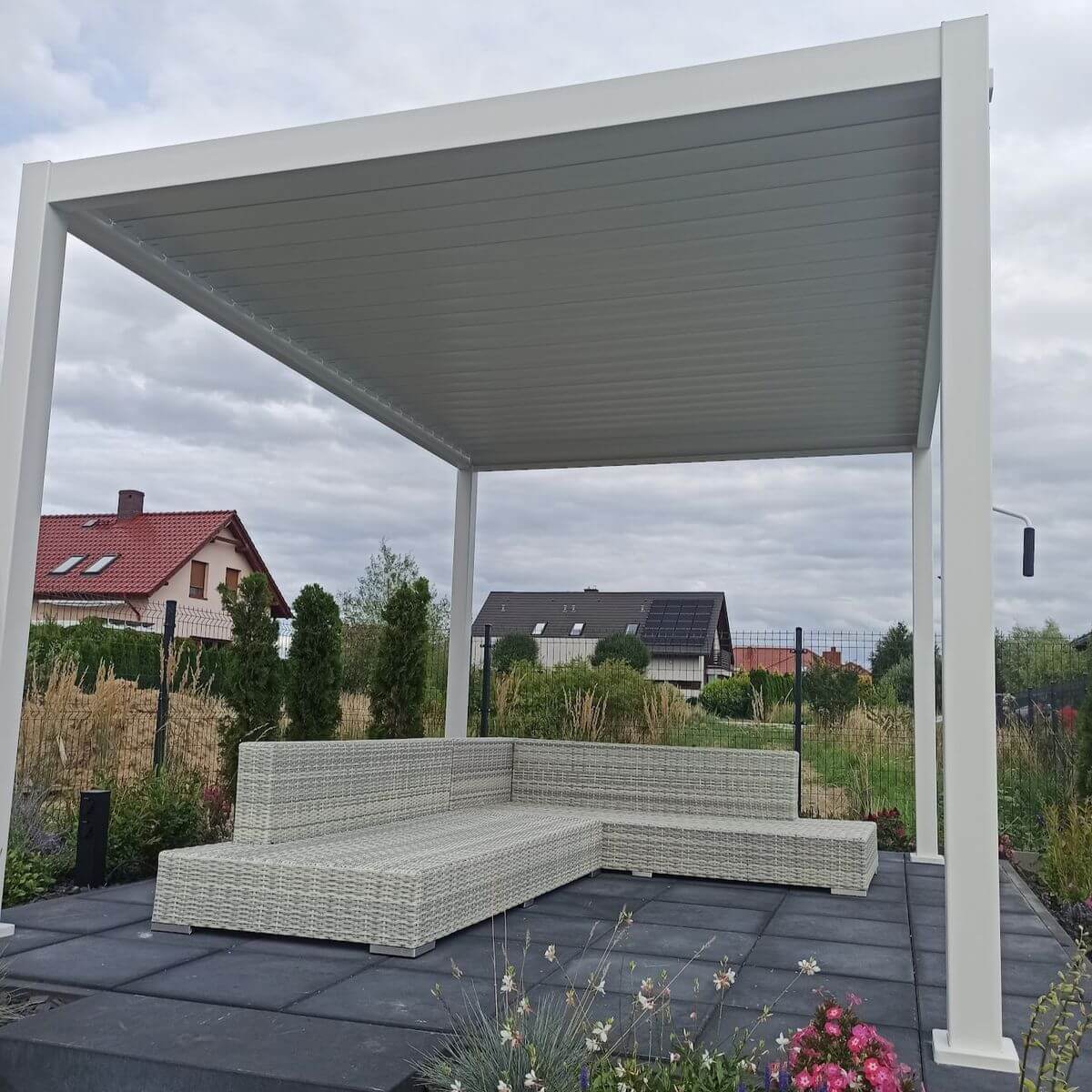 Hliníková pergola Gutroof Premium 3x4 m biela fotografia realizácie 4