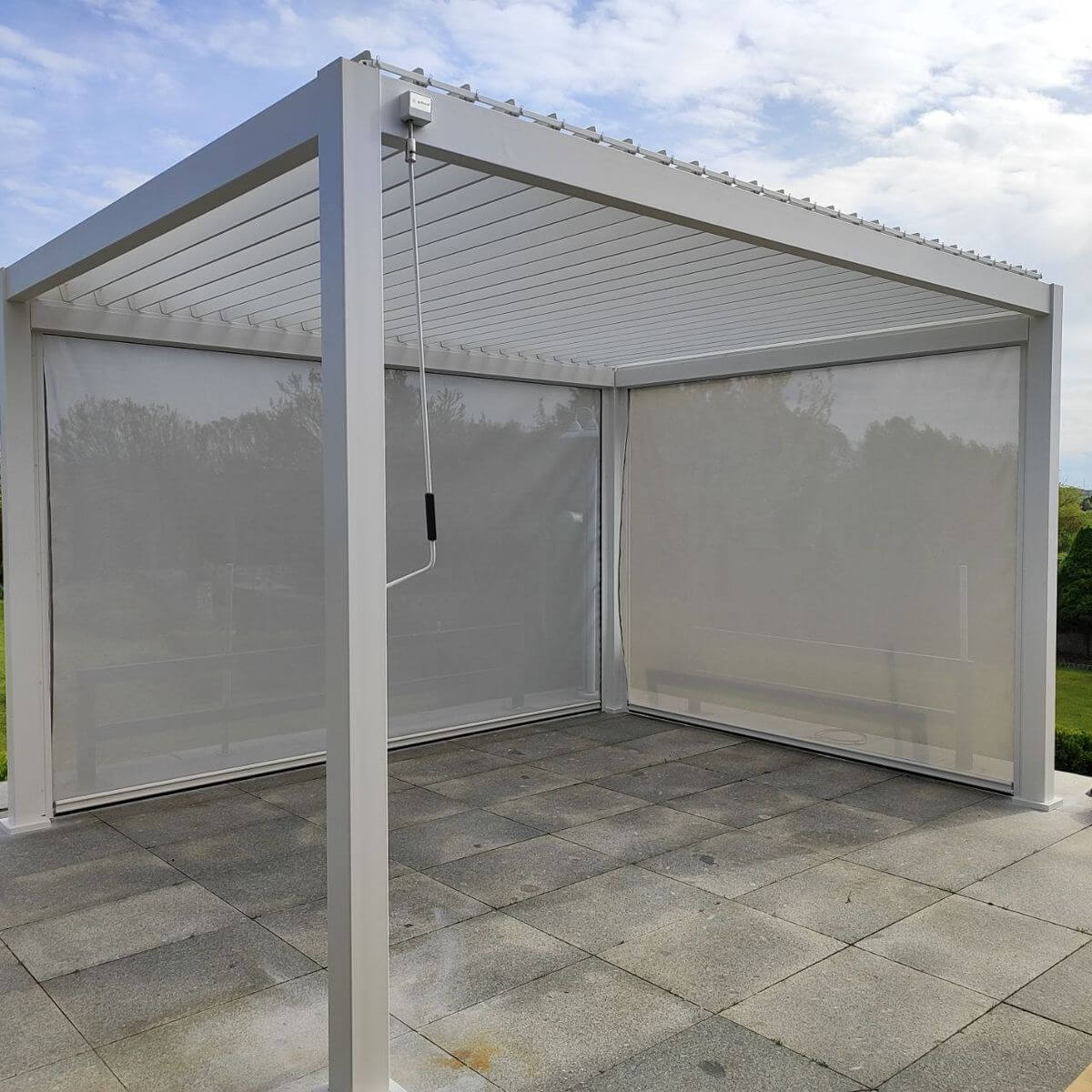 Hliníková pergola Gutroof Premium 3x4 m biela fotografia realizácie 9